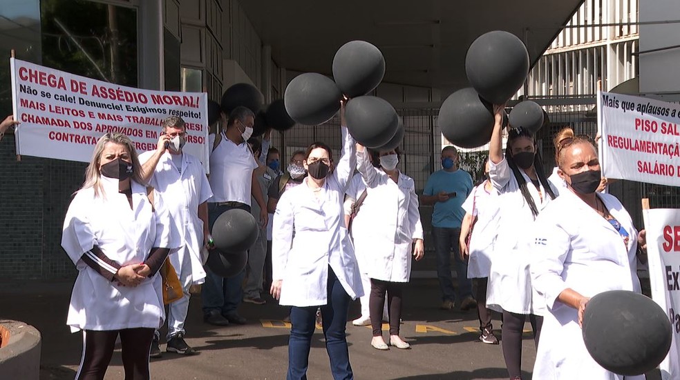 Enfermeiros protestam em frente &agrave; unidade de emerg&ecirc;ncia do Hospital das Cl&iacute;nicas de Ribeir&atilde;o Preto (SP) &mdash; Foto: Carlos Trinca / EPTV