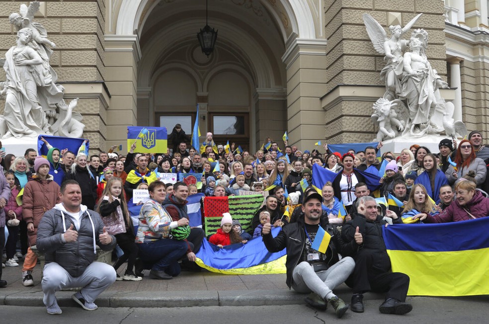 Ucranianos em Odesa celebram reconquista da cidade natal pelas tropas de Kiev, em 11 de novembro de 2022. — Foto: Nina Lyashonok/ AP