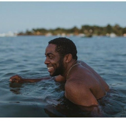Lázaro Ramos toma banho de mar (Foto: Reprodução/Instagram/Taylla de Paula)