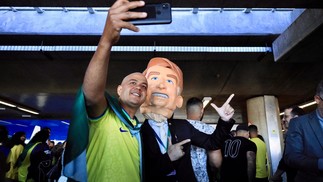 Fazendo arminha com a mão, apoiadores do ex-presidente Jair Bolsonaro aguardam seu retorno ao Brasil após três meses nos EUA — Foto: Fernando Donasci