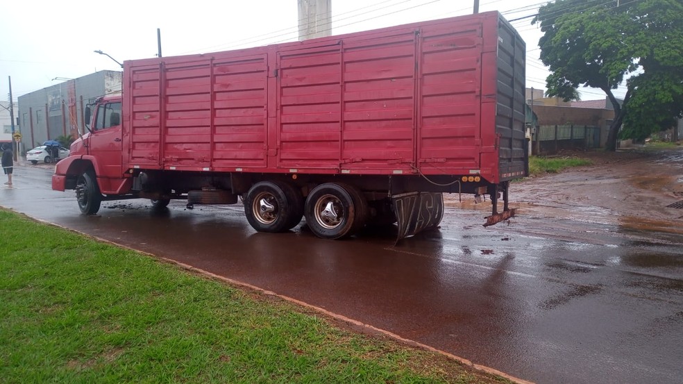 Caminhão foi abandonado após falha mecânica  Foto: Osvaldo Nóbrega 