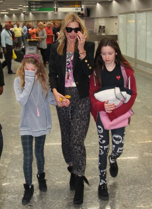 Kate Moss chegou ao rio de Janeiro acompanhada pelas filhas (Foto: Gabriel reis e Dilson  Silva/AgNews)