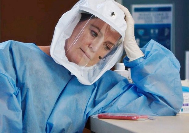 Ellen Pompeo, de "Grey's Anatomy", surge com equipamentos de proteção contra Covid-19 em foto da nova temporada (Foto: Divulgação)