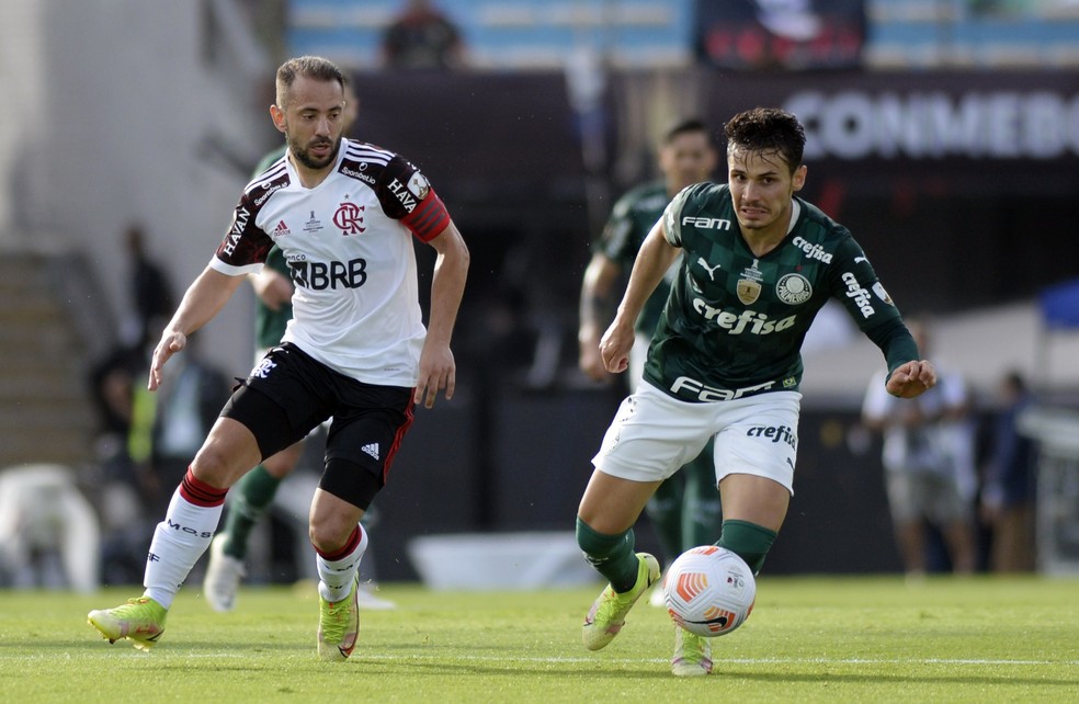 Everton Ribeiro e Raphael Veiga em ação na final da Libertadores — Foto: Andres Cuenca Olaondo/Reuters