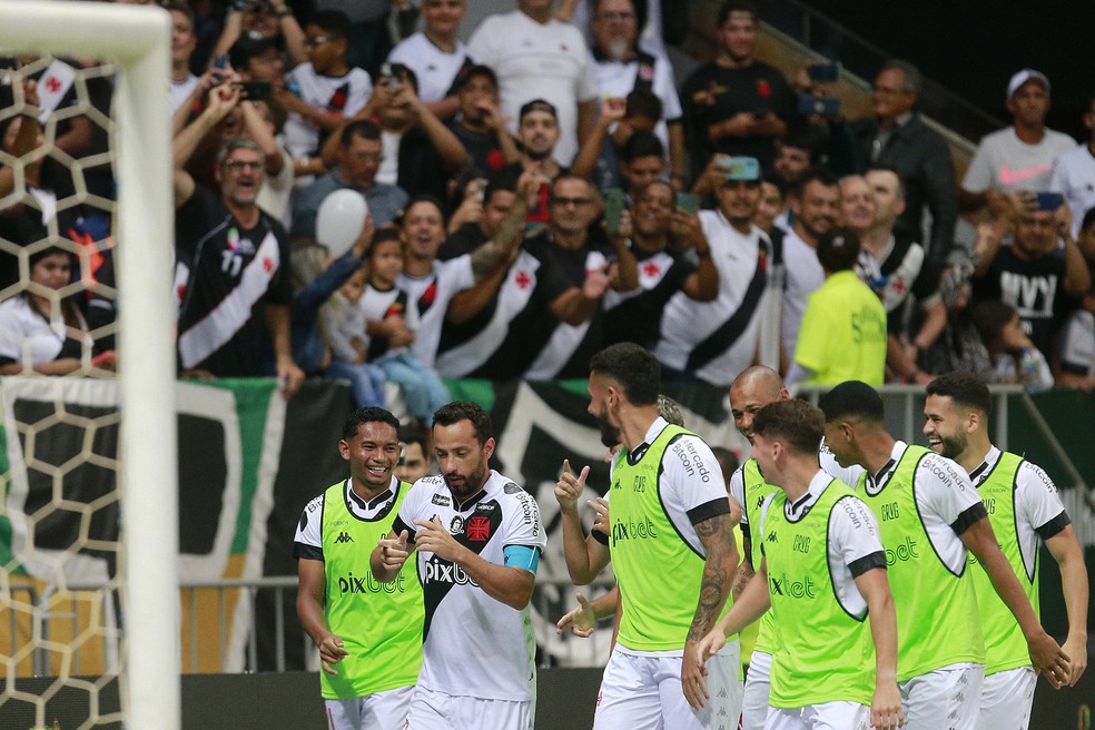 Nenê, do Vasco, comemora gol marcado contra o Trem — Foto: Daniel Ramalho / CRVG