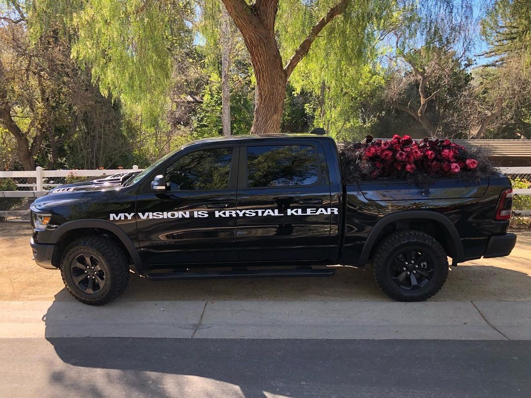 Kanye West manda carro com flores para Kim Kardashian (Foto: Reprodução/Instagram)