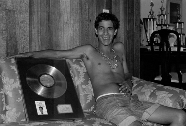 Zeca Pagodinho em casa com seu primeiro disco de ouro em 1989