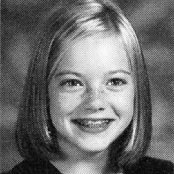 Emma Stone ainda era criança e estava longe de se tornar uma estrela quando usou aparelho (Foto: Reprodução/Yearbook)