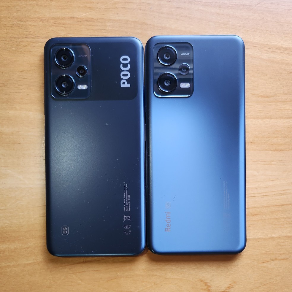 Poco X5 e Redmi Note 12 vistos por trás: quase iguais — Foto: Henrique Martin/g1