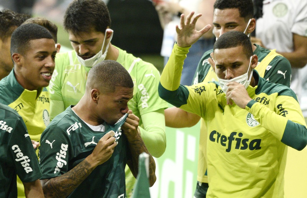 Curinga com Abel, Esteves comemora primeiro gol pelo Palmeiras e diz não escolher posição