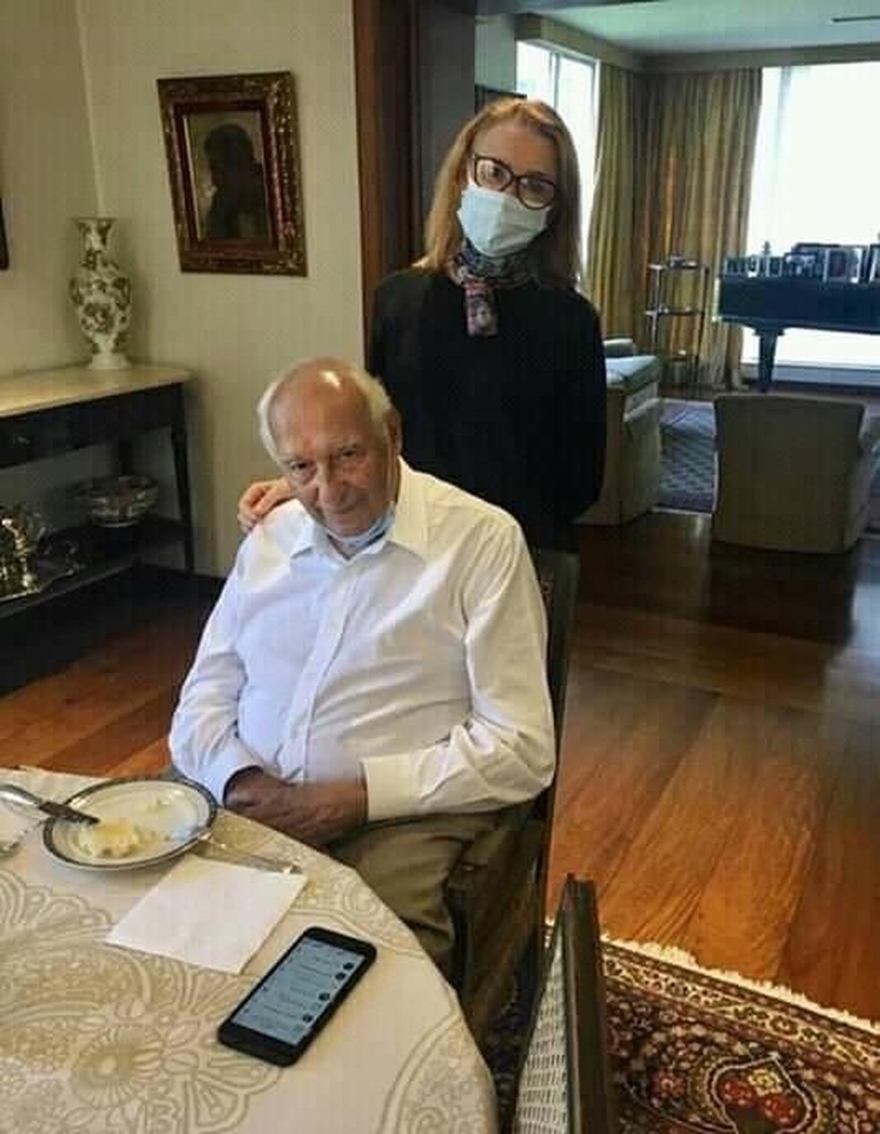 O jurista Ives Gandra Martins após alta do hospital recebe a visita da professora Cláudia Costin, da FGV. — Foto: Acervo Pessoal