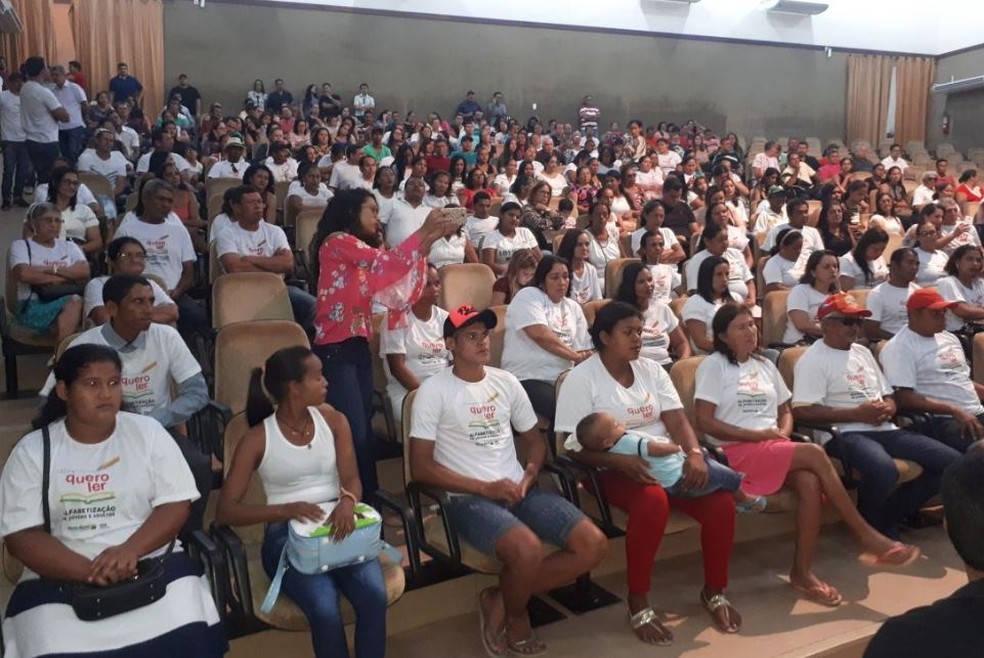 Foram 1,2 mil pessoas formadas nesta sexta-feira (20) em Cruzeiro do Sul  (Foto: Adelcimar Carvalho/G1)