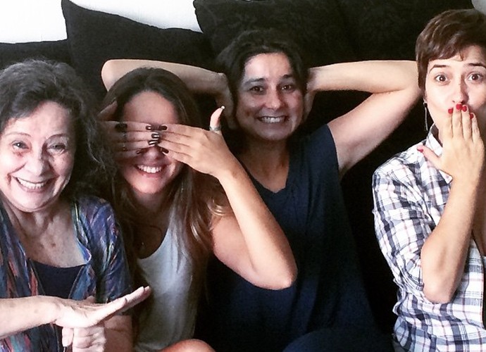 Na casa da mãe, a atriz Débora Duarte, Paloma faz caras e bocas em família (Foto: Arquivo pessoal)