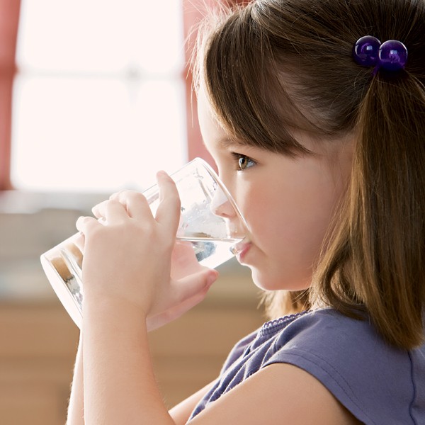 menina; água; beber (Foto: Getty Images)