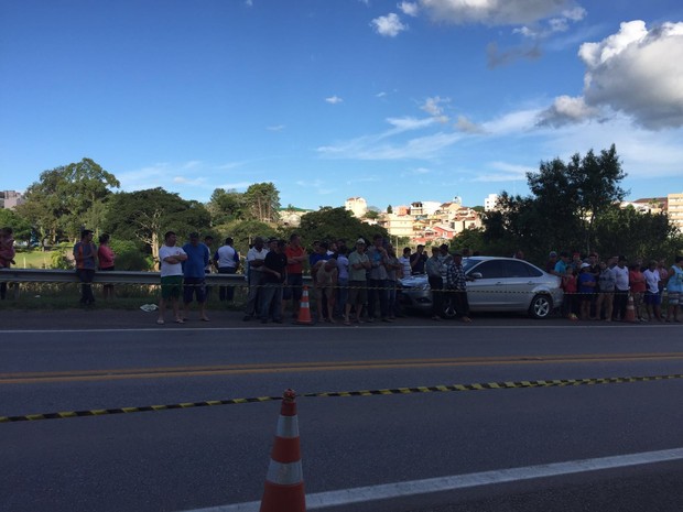 Corpo de jovem é encontrado perto de rodovia  (Foto: Mateus Marques/RBS TV)