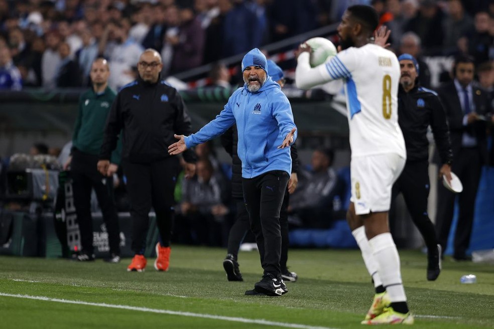 No Olympique de Marselha, Sampaoli grita enquanto Gerson cobra arremesso lateral &mdash; Foto: Getty Images