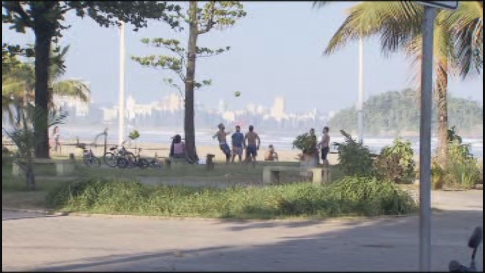 Grupo até jogava bola em praia de São Vicente, SP — Foto: Reprodução/TV Tribuna