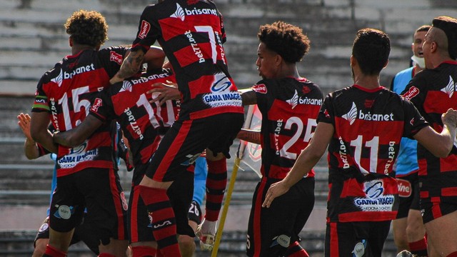 Jogadores do Campinense comemoram gol marcado no primeiro tempo