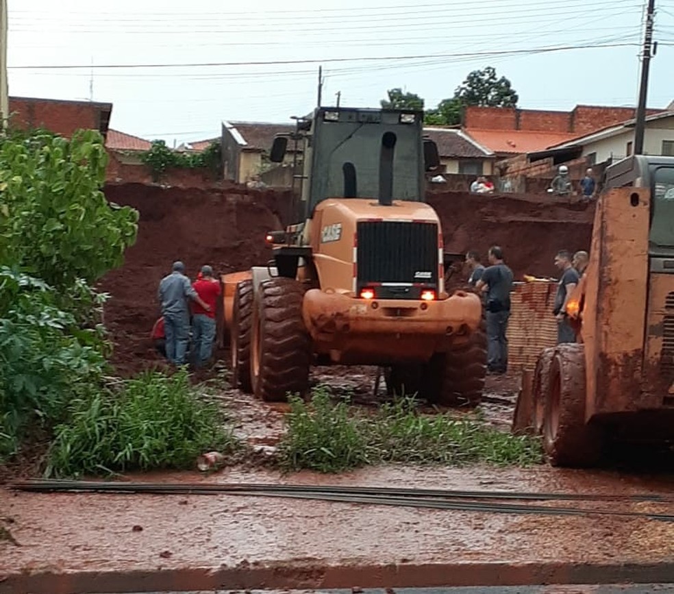 Pedreiro morre soterrado por muro durante chuva em Santa Cruz do Rio Pardo — Foto: Jornal Debate/Divulgação