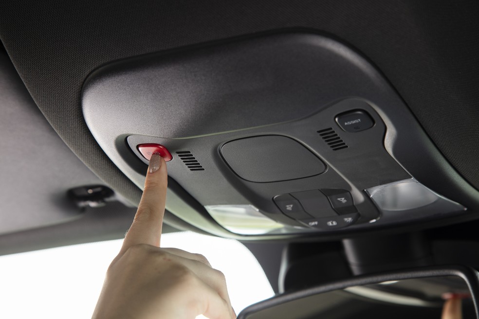 É possível acionar o socorro em emergências por um botão no teto ou de forma automática em acidentes — Foto: Divulgação