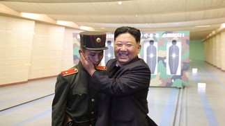 O líder da Coreia do Norte, Kim Jong Un, visita a Academia Revolucionária de Mangyongdae, em Pyongyang — Foto: KCNA VIA KNS / AFP
