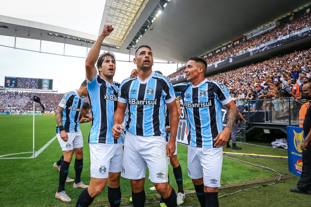 Diego Souza comemora gol do Grêmio contra o Corinthians pelo Brasileirão — Foto: Lucas Uebel/DVG/Grêmio