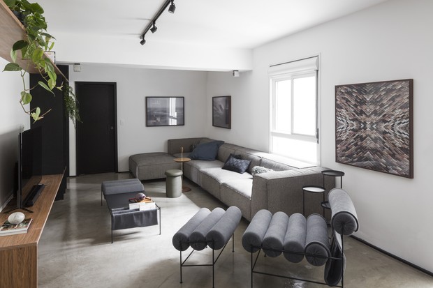 Preto, cinza, branco e madeira em apê de 115 m² (Foto: Carolina Lacaz )