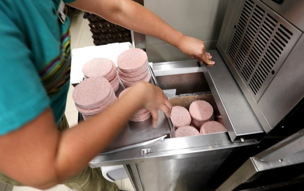 Funcionária do McDonald's abastece freezer com hambúguer (Foto: Fábio Tito/G1)