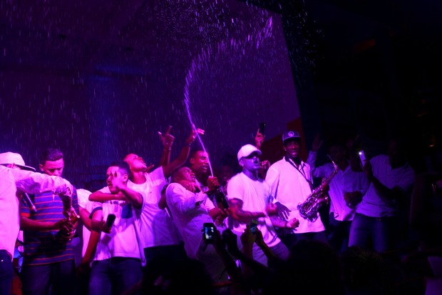 Nego do Borel faz chover espumante importado em festa de aniversário no Rio (Foto: Isac Luz/EGO) Nego do Borel faz chover espumante importado em festa de aniversário no Rio (Foto: Isac Luz/EGO)