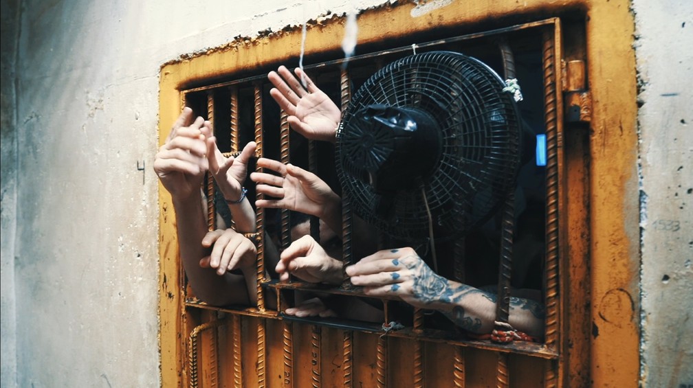 Presos sofrem com superlotação em carceragem de delegacia no Paraná — Foto: Danilo Pousada/GloboNews
