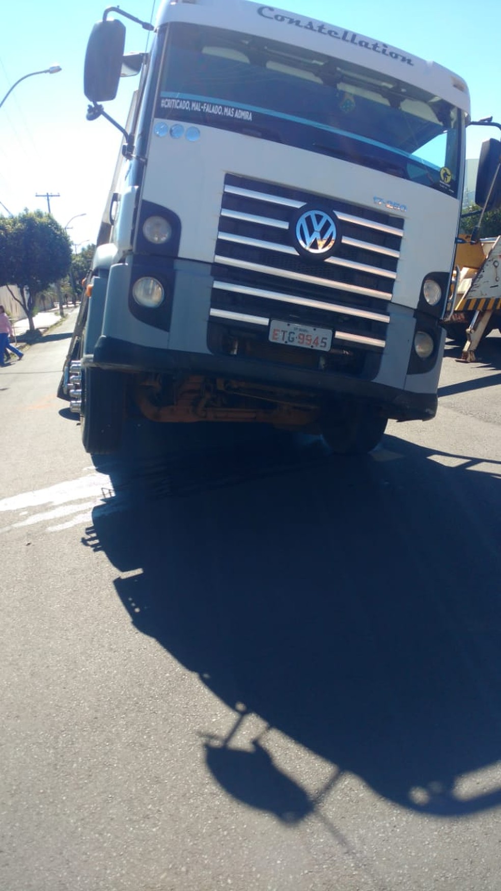 Segundo o DAE, o solo estava 'solapado' por baixo e cedeu com o peso do veículo — Foto: Arquivo pessoal