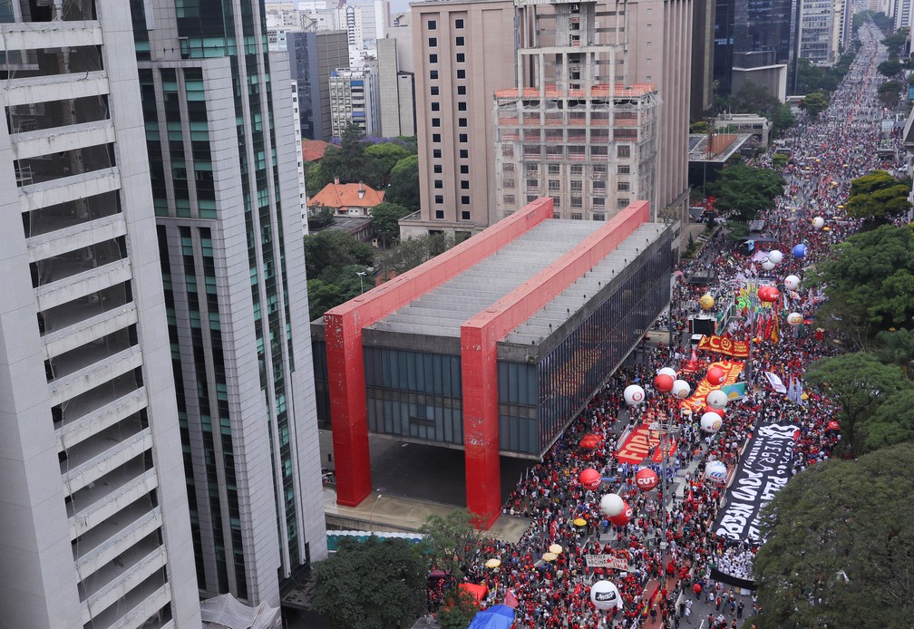 São Paulo - Protesto contra o presidente Jair Bolsonaro (sem partido) ocupa Avenida Paulista neste sábado (2) — Foto: Amanda Perobelli/Reuters