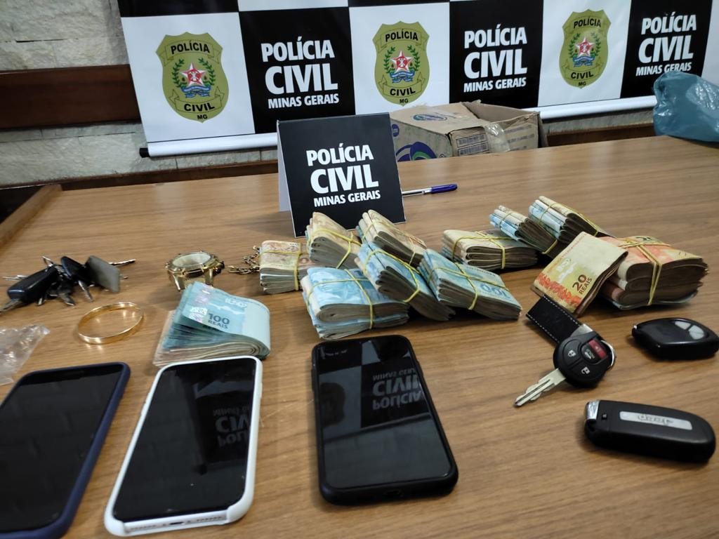 Doze pessoas são presas e carros de luxo avaliados em R$ 340 mil apreendidos na Operação 'Castelo de Areia' em MG e RJ