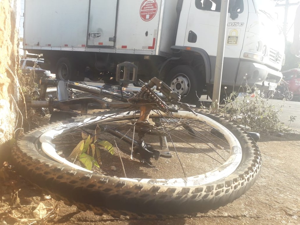 Jovem ciclista morre atropelada por caminhão em Santa Bárbara d'Oeste — Foto: Cláudio Mariano/Rádio Brasil SBO