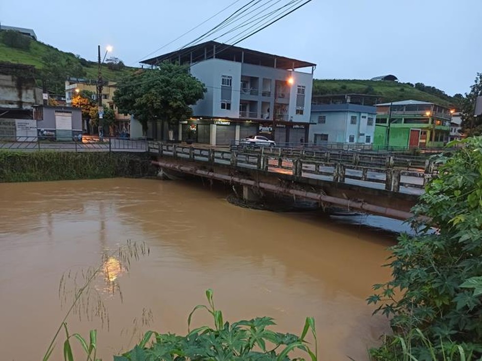 Volume de água do rio começa a baixar em Muriaé — Foto: Reprodução/Silvan Alves