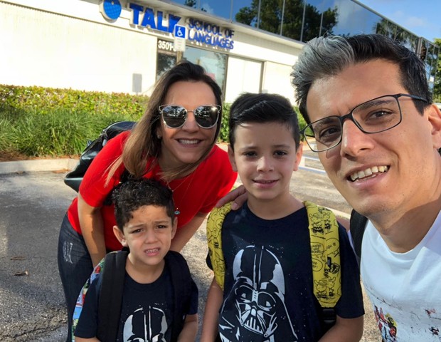 Leonardo e a família em frente à escola em que estudaram (Foto: Arquivo Pessoal)