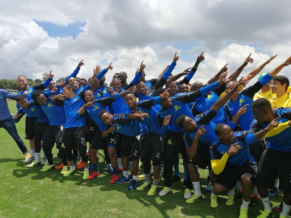 Bolt e a equipe do Mamelodi Sundowns FC (Foto: PUMA)