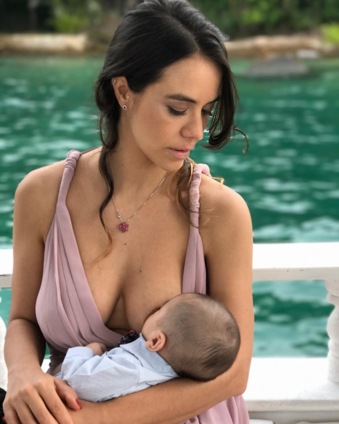 Miá Mello amamenta Antonio ainda bebê (Foto: Reprodução/Instagram)