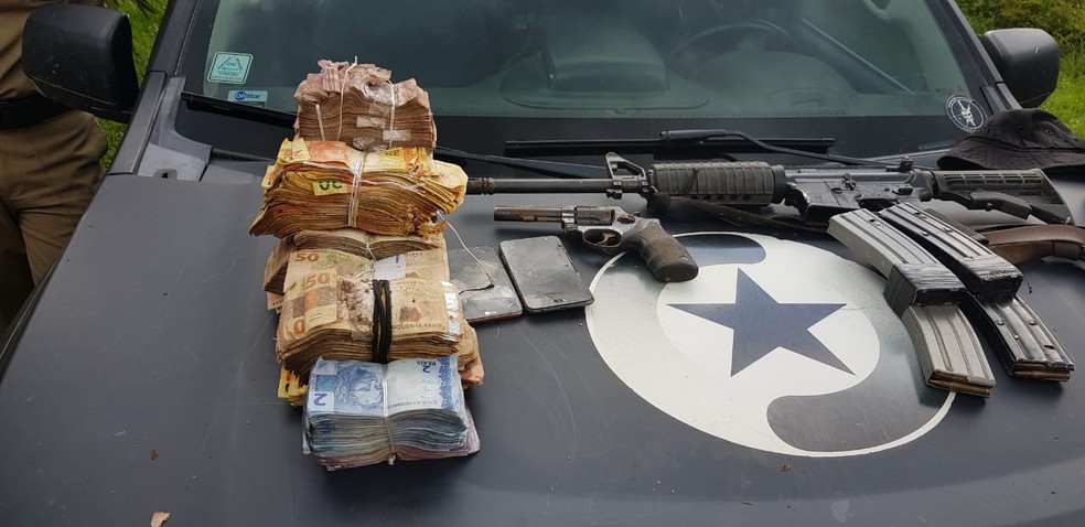 Armas e dinheiro apreendidos com os bandidos em Mirim Doce, SC. — Foto: PM-SC/Divulgação