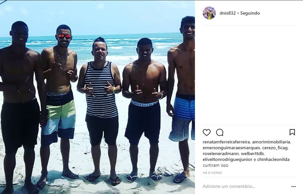 Denis Vieri e os quatro jogadores vítimas do golpe foram à praia antes da exposição do caso do falsário (Foto: Reprodução)