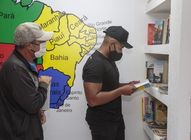 Projeto social também oferece a CanteiroTECA, espaço com livros, gibis, revistas e jornais para os trabalhadores (Foto: Divulgação / Instituto MPD)