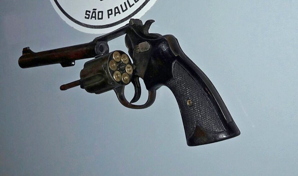 Revólver de calibre 38 foi apreendido pela corporação (Foto: Polícia Militar/Cedida)