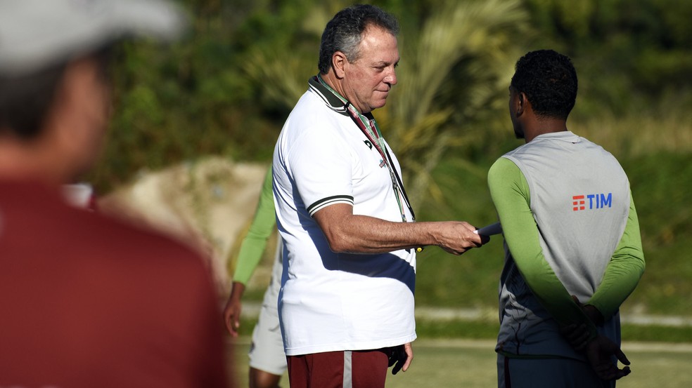 Abel conversa com Wendel em julho: paciência acabou e treinador criticou a conduta extracampo do volante (Foto: Mailson Santana / FluminenseFC)