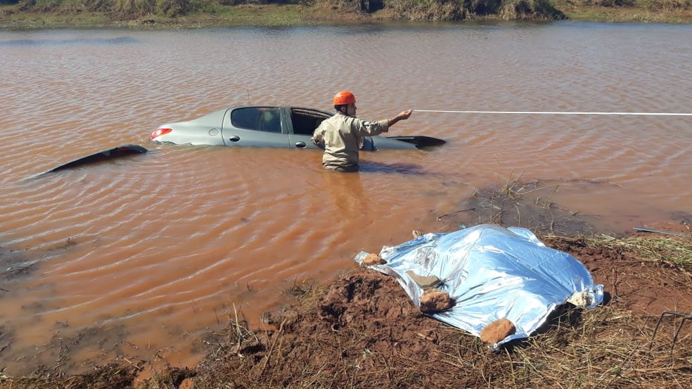 Homem morre após carro cair em lago (Foto: Rodrigo Rodrigues/Nova Alvorada News)