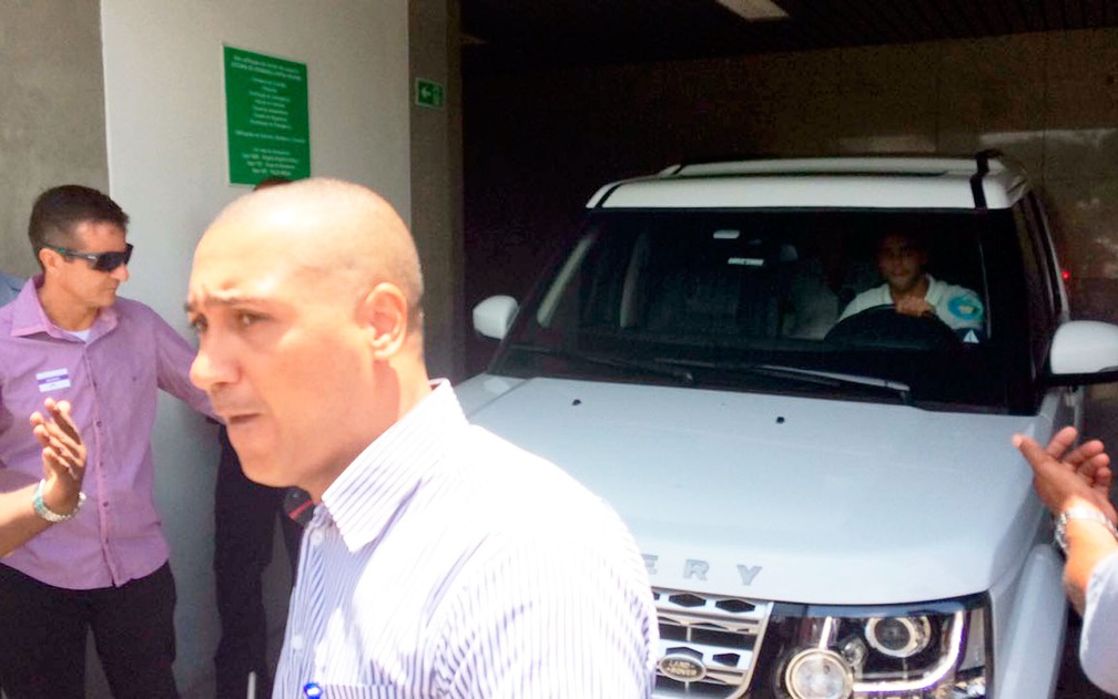 Ivete deixa hospital com filhas e o marido (Foto: Juliana Almirante/G1)