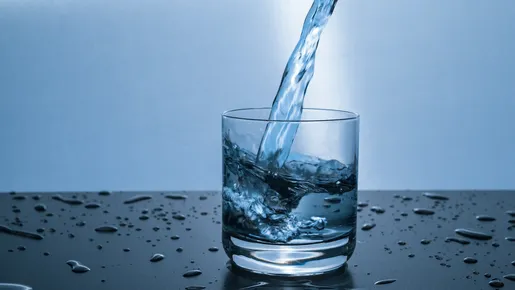 Todo mundo deve beber 2 litros de água por dia? Suco conta? Tire dúvidas sobre hidratação