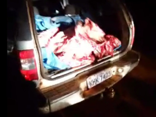 Carne era transportada no porta-malas do veículo (Foto: Divulgação / TOR - Polícia Militar)