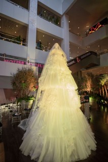 Vestido de noiva gigante com 3,80 metros de saia e 300 metros de tule