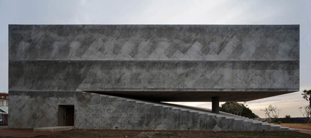 Casa de concreto armado parece brotar de rocha no Japão (Foto: Divulgação)