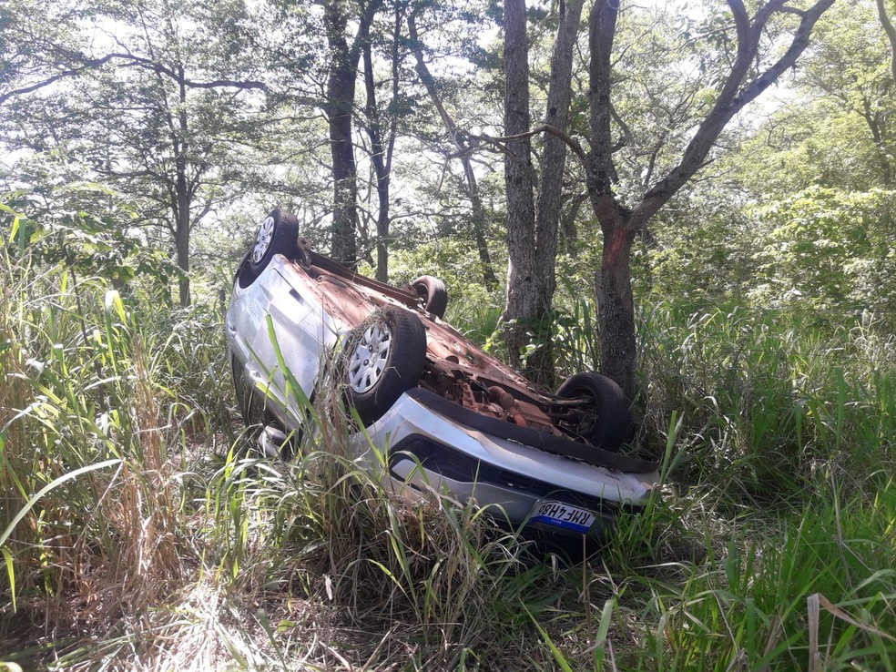 Motorista perdeu o controle do carro — Foto: Polícia Militar Rodoviária/ Divulgação 